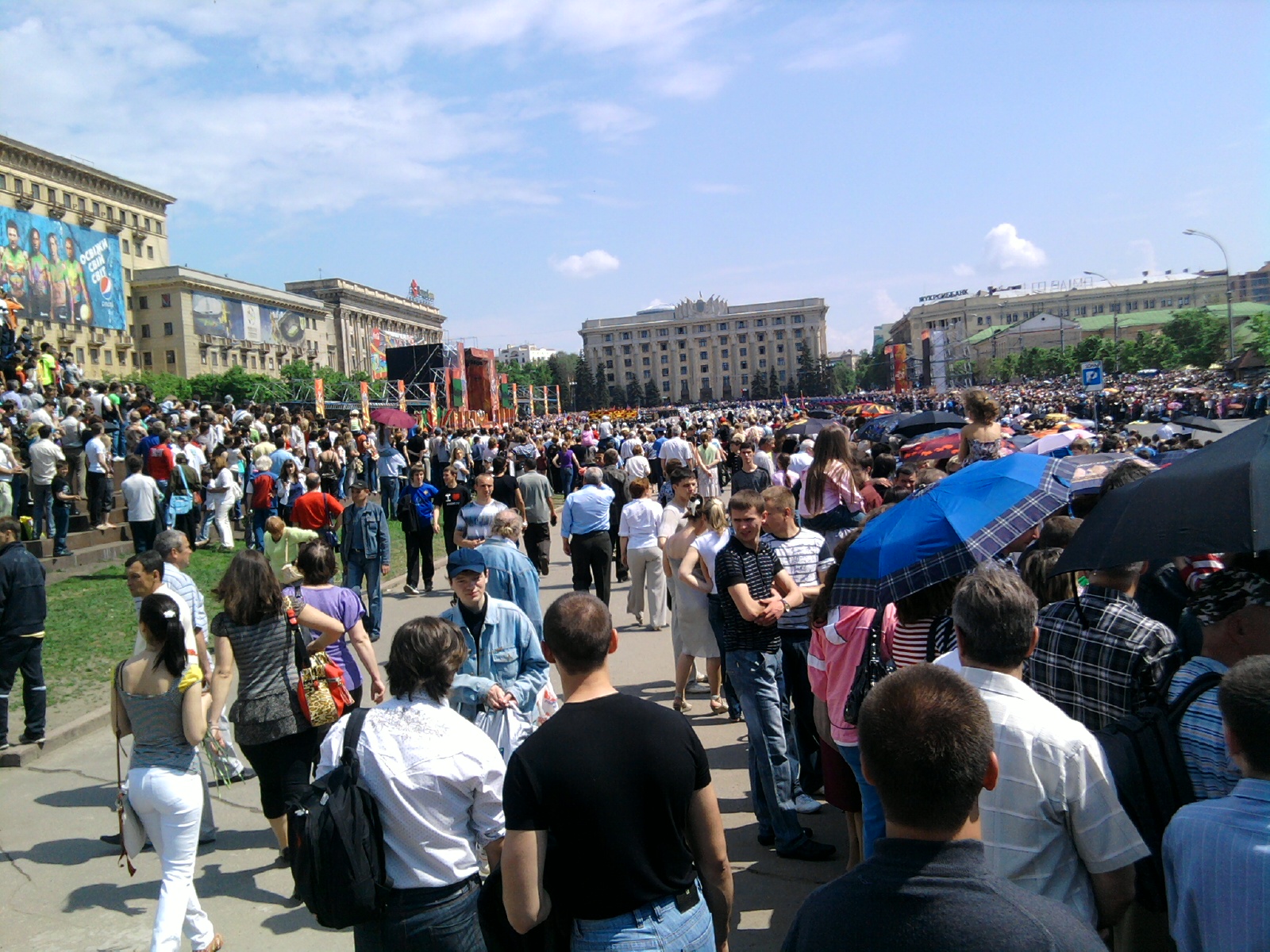 Площадь Свободы - 2010 масса людей