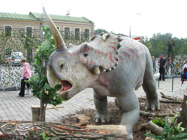 Динозавры на площади Свободы в Харькове