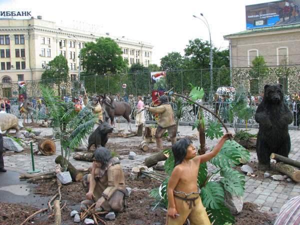 Динозавры на площади Свободы в Харькове