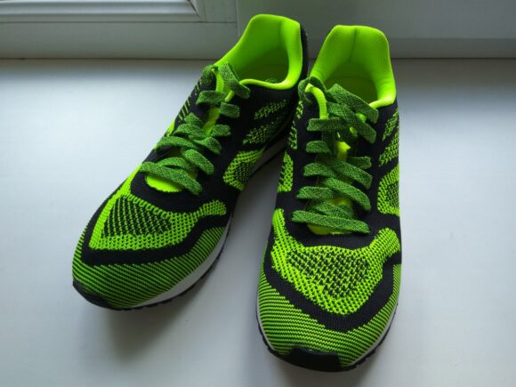 зеленые дышащие кроссовки