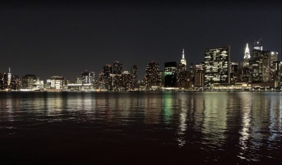 Вид на ночной Манхэттен со стороны Квинс